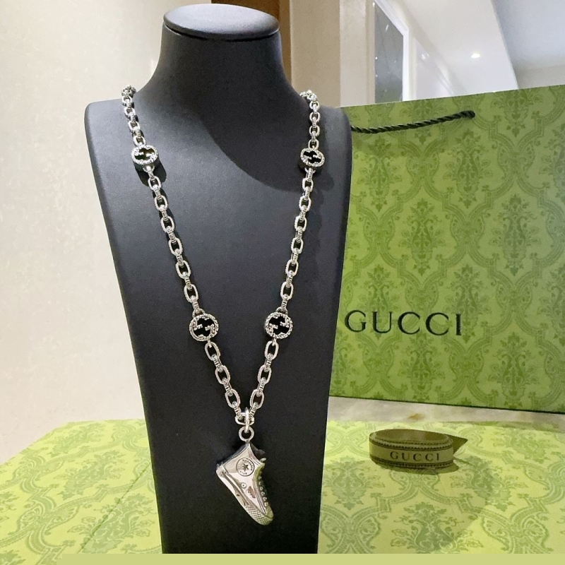 G*u*i necklaces